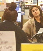 Selena_Gomez_-_At_Vons_Supermarket_in_Los_Angeles_on_February_212C_2018-04.jpg