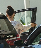 Selena_Gomez_-_At_a_Spa_Treatment_in_Sherman_Oaks2C_California__07222020-04.jpg