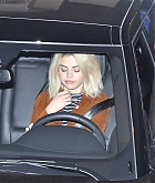 Selena_Gomez_-_At_church_service_in_LA_on_November_29-06.jpg
