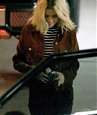 Selena_Gomez_-_At_church_service_in_LA_on_November_29-09.jpg
