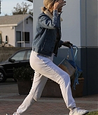 Selena_Gomez_-_At_her_little_sister_s_ballet_recital_with_Francia_Raisa_in_LA_on_December_9-03.jpg