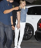 Selena_Gomez_-_At_her_little_sister_s_ballet_recital_with_Francia_Raisa_in_LA_on_December_9-04.jpg
