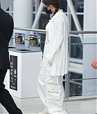 Selena_Gomez_-_At_the_airport_in_New_York_September_142C_202307.jpg