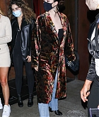 Selena_Gomez_-_Dinner_with_friends_at_TAO_in_Hollywood2C_California__10092021_01.jpg