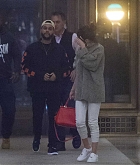 Selena_Gomez_-_Enjoy_a_dinner_date_at_Nobu2C_NYC_on_September_3-07.jpg