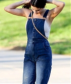 Selena_Gomez_-_Enjoys_a_day_at_the_park_with_friends_in_Los_Angeles_-_February_200010.jpg