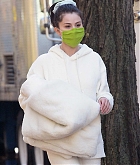 Selena_Gomez_-_Filming_Only_Murders_In_The_Building_in_New_York_City_28December_72C_202029-04.jpg