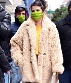 Selena_Gomez_-_Filming__Only_Murders_In_The_Building__in_New_York_December_82C_2020-05.jpg