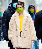 Selena_Gomez_-_Filming__Only_Murders_In_The_Building__in_New_York_December_82C_2020-21.jpg