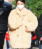 Selena_Gomez_-_Filming__Only_Murders_In_The_Building__in_New_York_December_82C_2020-23.jpg