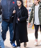 Selena_Gomez_-_Filming__Only_Murders_in_the_Building__in_New_York_April_42C_202307.jpg