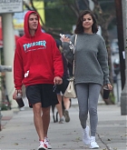 Selena_Gomez_-_Goes_for_a_walk_with_Justin_Bieber_in_LA_on_November_1-03.jpg