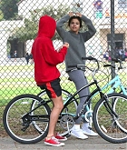 Selena_Gomez_-_Goes_on_a_bike_ride_with_Justin_Bieber_in_LA_on_November_1-04.jpg