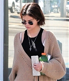 Selena_Gomez_-_Goes_to_a_store_at_a_gas_station_in_LA_March_282C_2018-04.jpg