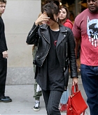 Selena_Gomez_-_Going_shopping_with_The_Weeknd_in_New_York_on_September_2-07.jpg
