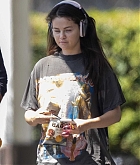 Selena_Gomez_-_Grabbing_lunch_in_Burbank_August_292C_2024_02.jpg