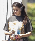 Selena_Gomez_-_Grabbing_lunch_in_Burbank_August_292C_2024_04.jpg