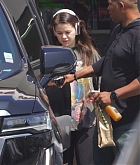Selena_Gomez_-_Grabbing_lunch_in_Burbank_August_292C_2024_07.jpg