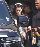 Selena_Gomez_-_Grabbing_lunch_in_Burbank_August_292C_2024_09.jpg