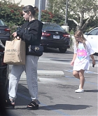 Selena_Gomez_-_Grocery_shopping_in_Los_Angeles_May_242C_202204.jpg