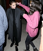 Selena_Gomez_-_Heading_to_dinner_in_NYC_on_October_21-05.jpg