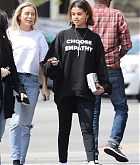 Selena_Gomez_-_Heading_to_lunch_with_her_bible_in_Studio_City2C_CA_on_March_252C_2018-03.jpg