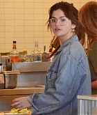Selena_Gomez_-_Heads_to_a_business_meeting_in_LA_on_February_8-07.jpg