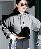 Selena_Gomez_-_Hits_the_gym_for_another_pilates_session_in_LA_December_312C_2018-03.jpg