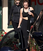 Selena_Gomez_-_Hits_the_gym_in_LA_on_December_192C_2017-01.jpg