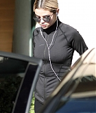 Selena_Gomez_-_Hits_the_gym_in_LA_on_December_192C_2017-02.jpg