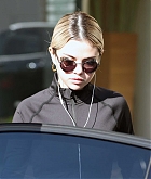 Selena_Gomez_-_Hits_the_gym_in_LA_on_December_192C_2017-03.jpg