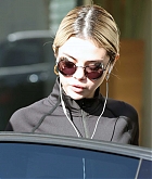 Selena_Gomez_-_Hits_the_gym_in_LA_on_December_192C_2017-04.jpg