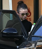 Selena_Gomez_-_Hits_the_gym_in_LA_on_November_8-06.jpg