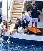 Selena_Gomez_-_In_Italy_0803202204.jpg