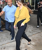 Selena_Gomez_-_In_New_York_October_292C_2019-04.jpg