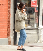 Selena_Gomez_-_In_Soho2C_NYC_on_September_20-07.jpg