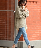 Selena_Gomez_-_In_Soho2C_NYC_on_September_20-08.jpg