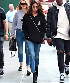 Selena_Gomez_-_In_Times_Square_in_New_York_on_June_4-08.jpg