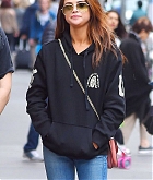 Selena_Gomez_-_In_Times_Square_in_New_York_on_June_4-16.jpg