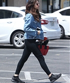 Selena_Gomez_-_Leaves_the_GNC_store_in_Studio_City_on_June_11-01.jpg