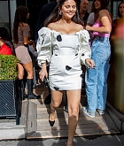 Selena_Gomez_-_Leaves_the_L27Avenue_restaurant_in_Paris_28September_272903.jpg