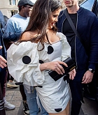 Selena_Gomez_-_Leaves_the_L27Avenue_restaurant_in_Paris_28September_272908.jpg