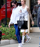 Selena_Gomez_-_Leaving_a_pilates_studio_with_Justin_Bieber_in_West_Hollywood_on_January_3-01.jpg