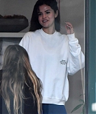 Selena_Gomez_-_Leaving_a_pilates_studio_with_Justin_Bieber_in_West_Hollywood_on_January_3-02.jpg