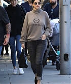 Selena_Gomez_-_Looks_stylish_as_she_steps_out_for_lunch_in_Beverly_Hills2C_CA_December_292C_2018-01.jpg