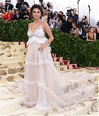 Selena_Gomez_-_MET_Gala__18_on_May_7-01.jpg