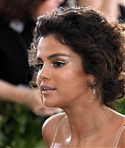 Selena_Gomez_-_MET_Gala__18_on_May_7-04.jpg