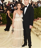 Selena_Gomez_-_MET_Gala__18_on_May_7-08.jpg