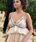 Selena_Gomez_-_MET_Gala__18_on_May_7-09~0.jpg