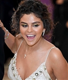 Selena_Gomez_-_MET_Gala__18_on_May_7-10.jpg